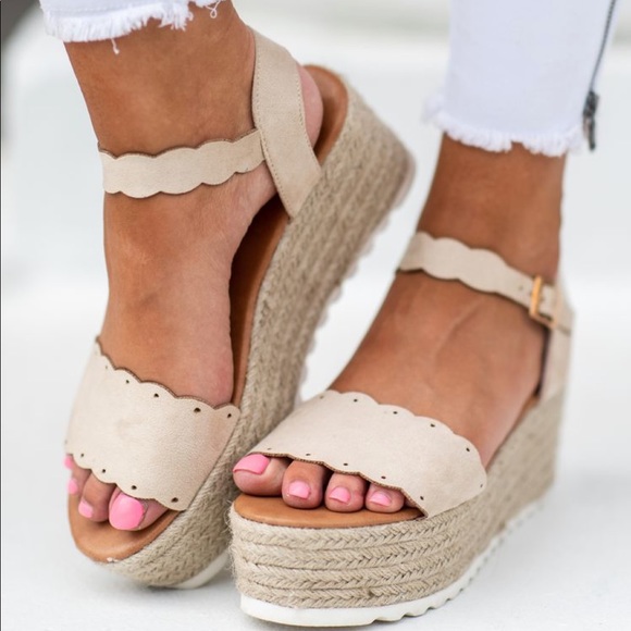 HP✨Natural Scalloped Espadrille sandal - Picture 2 of 6
